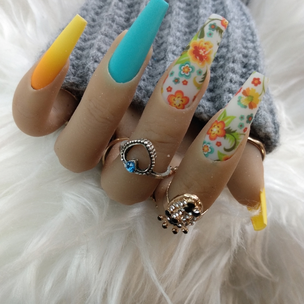 Press on nails (long coffin)